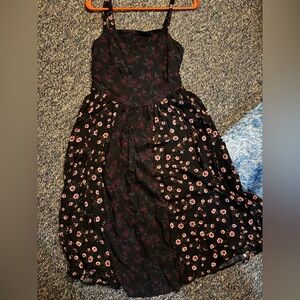Thorn & Fable floral Midi dress
Size Medium